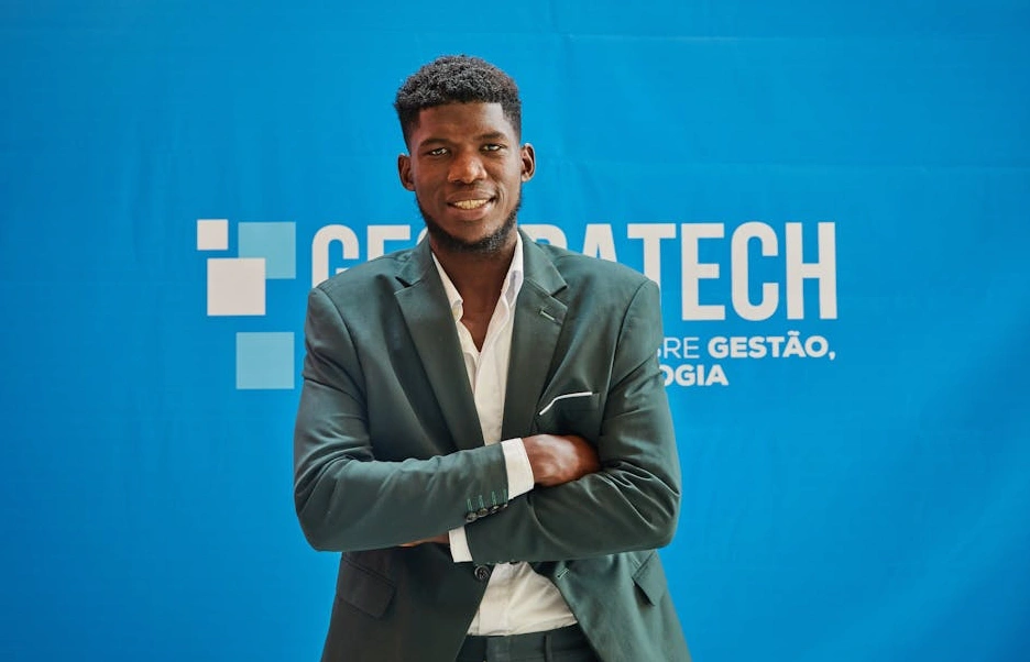 Manager sorridente che tiene una presentazione di successo.